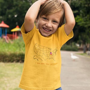 Personalisierte Zustand geboren Kleinkind T-Shirt mit Karte Design, niedlichen Kinder Shirt, perfektes Geschenk, Geburtstag Shirt, Karte Design T-Shirt, spielerische Kinderkleidung.