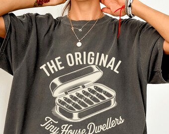 Camisa vintage de sardinas, colores cómodos, La Dolce Vita, pez enlatado, bebé sirena, camisa de pescado enlatado, chica tomate italiana, estética costera de verano