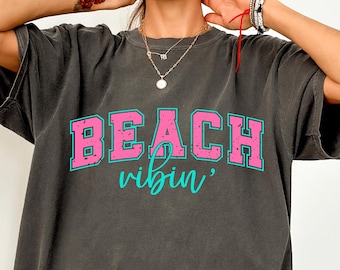 Camisa playera con colores cómodos y vibrantes, estilo universitario moderno, estilo preppy de verano, playera playera de estética costera rosa y azul, playera retro de vacaciones