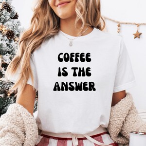 Koffie is het antwoord grappig koffieshirt maar eerste koffieliefhebber cadeau voor koffieverslaafde tshirt barista coffeeshop humor Java espresso latte