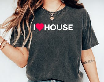 May include: Dark gray t-shirt with the text "I ❤️ HOUSE" in white letters and a red heart. The shirt is a casual style, suitable for everyday wear.