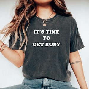 È ora di darsi da fare, maglietta da capo giocosa, regalo divertente con umorismo da ufficio, maglietta "Hustle", maglietta da lavoro cool, maglietta con citazione motivazionale, maglietta da imprenditore