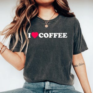 コーヒー大好きシャツ コーヒー好きへのギフト バリスタTシャツ でもまずはコーヒー中毒Tシャツ ジャバエスプレッソアイスコーヒー好きTシャツ コーヒーショップシャツ