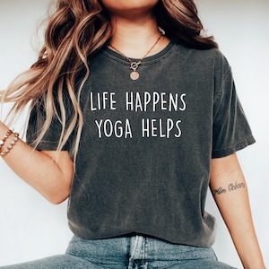 La vita accade, lo yoga aiuta. Maglietta divertente per lo yoga, regalo per gli amanti dello yoga, regalo per insegnanti di yoga, maglietta carina per la meditazione, maglietta per istruttori di yoga, regalo per studi di yoga.