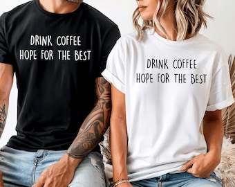 Camiseta "Bebe café, espera lo mejor" - Regalo para amantes del café - Camiseta con frase divertida sobre café - Camiseta para adictos al café - Regalo para baristas