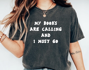 Mina böcker kallar och jag måste gå, bokklubbströja, bokälskare, boknördbibliotek, bokmalströja, boknörd, rolig läströja