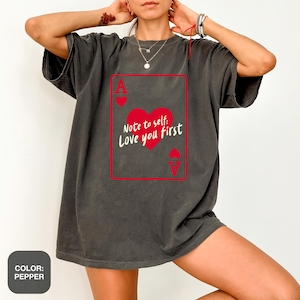 Camisetas de amor-próprio, preciso de um ás de copas, camisetas com cores confortáveis, camiseta de autocuidado, camiseta legal de amor-próprio, camiseta de saúde mental, camiseta com citações positivas