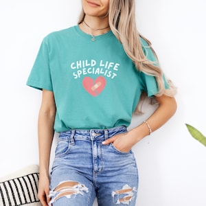 Chemise Comfort Colors® Child Life Specialist | Chemise spécialiste de la vie des enfants pour le travail | Cadeau parfait pour un spécialiste de la vie des enfants