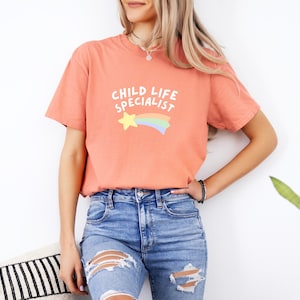 Chemise Comfort Colors® Child Life Specialist | Maillot de bain enfant pour le travail | Cadeau parfait pour les spécialistes de la vie de l&#39;enfant