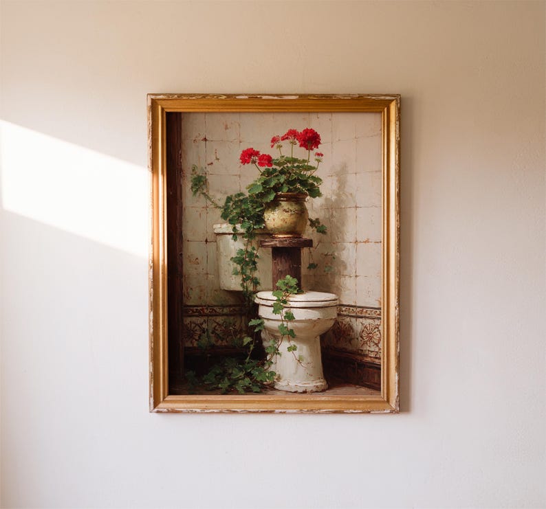 K&ouml;nnte beinhalten: Gerahmtes Gem&auml;lde einer Vintage-Toilette mit einer Topfpflanze. Die Pflanze hat rote Bl&uuml;ten und gr&uuml;ne Bl&auml;tter. Das Gem&auml;lde hat einen goldenen Rahmen und ist an einer wei&szlig;en Wand befestigt.