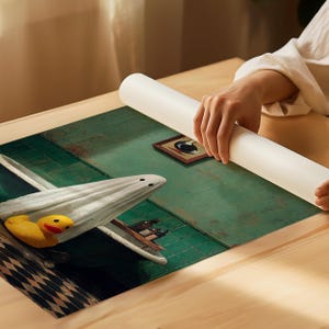 K&ouml;nnte beinhalten: Ein skurriler Kunstdruck mit einem Geist in einer Badewanne mit einer Gummiente. Das Kunstwerk hat ein gr&uuml;n-wei&szlig;es Farbschema, mit einem gerahmten Bild einer schwarzen Katze an der Wand. Der Druck wird auf einer Holzoberfl&auml;che ausgerollt.