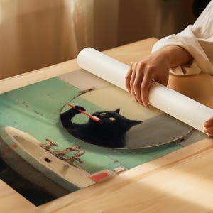 K&ouml;nnte beinhalten: Ein Druck eines schwarzen Katers, der sich in einem Badezimmerspiegel die Z&auml;hne putzt. Die Katze hat gelbe Augen und h&auml;lt eine rote Zahnb&uuml;rste. Das Badezimmer hat eine gr&uuml;n geflieste Wand und ein wei&szlig;es Waschbecken mit silbernen Wasserh&auml;hnen.