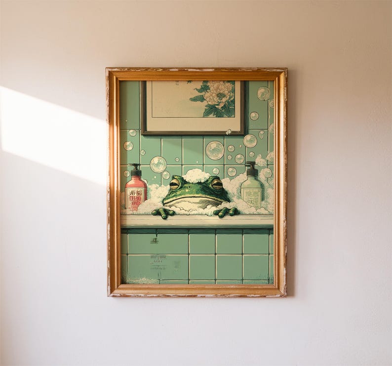 K&ouml;nnte beinhalten: Gerahmter Kunstdruck mit einem gr&uuml;nen Frosch in einer Badewanne mit Blasen und Seife. Das Kunstwerk hat eine Vintage-&Auml;sthetik mit einem gr&uuml;n-wei&szlig;en Farbschema. Zwei Seifenflaschen sind sichtbar, und ein gerahmtes Bild h&auml;ngt &uuml;ber dem Frosch.