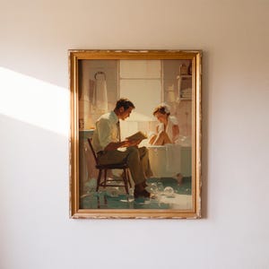 K&ouml;nnte beinhalten: Gerahmtes Vintage-Gem&auml;lde, das einen Mann zeigt, der in einem Badezimmer ein Buch liest, mit einer Frau in einer Badewanne. Das Kunstwerk hat warme Farbt&ouml;ne und einen goldfarbenen Rahmen. Die Szene ist von weichem Licht durchflutet und erzeugt eine nostalgische Atmosph&auml;re.