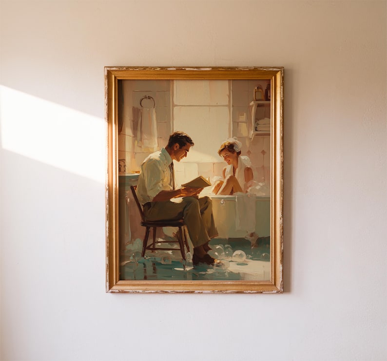 K&ouml;nnte beinhalten: Gerahmtes Vintage-Gem&auml;lde, das einen Mann zeigt, der in einem Badezimmer ein Buch liest, mit einer Frau in einer Badewanne. Das Kunstwerk hat warme Farbt&ouml;ne und einen goldfarbenen Rahmen. Die Szene ist von weichem Licht durchflutet und erzeugt eine nostalgische Atmosph&auml;re.