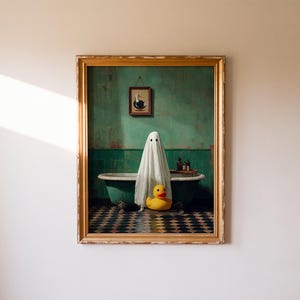 K&ouml;nnte beinhalten: Ein gerahmtes Kunstwerk zeigt eine skurrile Badezimmerszene. Ein wei&szlig;es Geisterlaken steht in der N&auml;he einer Vintage-Badewanne mit einer gelben Gummiente. Der Hintergrund zeigt eine gr&uuml;ne Wand, ein kleines gerahmtes Bild und einen karierten Boden.