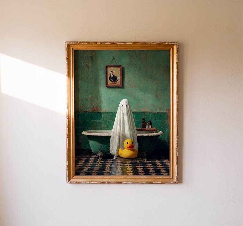 K&ouml;nnte beinhalten: Ein gerahmtes Kunstwerk zeigt eine skurrile Badezimmerszene. Ein wei&szlig;es Geisterlaken steht in der N&auml;he einer Vintage-Badewanne mit einer gelben Gummiente. Der Hintergrund zeigt eine gr&uuml;ne Wand, ein kleines gerahmtes Bild und einen karierten Boden.