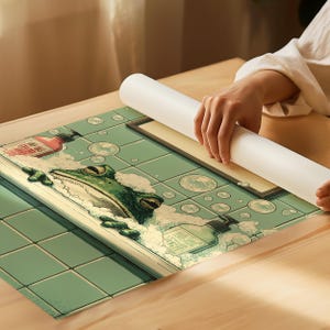 K&ouml;nnte beinhalten: Eine skurrile Illustration einer gr&uuml;nen Frosch in einer Badewanne mit Blasen und Seifenflaschen. Das Kunstwerk ist vor einem Hintergrund aus t&uuml;rkisfarbenen Fliesen angeordnet und schafft eine spielerische und entspannende Szene. Der Frosch ist teilweise untergetaucht.