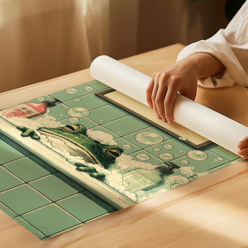 K&ouml;nnte beinhalten: Eine skurrile Illustration einer gr&uuml;nen Frosch in einer Badewanne mit Blasen und Seifenflaschen. Das Kunstwerk ist vor einem Hintergrund aus t&uuml;rkisfarbenen Fliesen angeordnet und schafft eine spielerische und entspannende Szene. Der Frosch ist teilweise untergetaucht.
