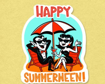 Puede incluir: Una pegatina con una ilustración de dibujos animados de dos vampiros relajándose en tumbonas bajo una sombrilla roja y blanca. El texto "HAPPY SUMMERWEEN!" se muestra en rojo y blanco.