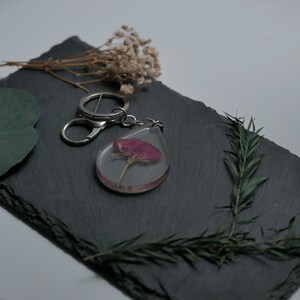 Llavero de resina con flores secas | colgante de letra