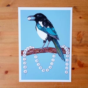 Arte impressa com ilustração de pega - presente de impressão de arte de pássaro pega com um colar de pérolas arte original
