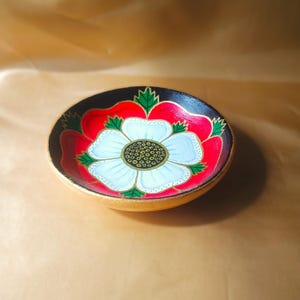 Tudor Rose Ceramic Trinket Dish: Hand-Painted Decorative Bowl