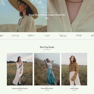 Może przedstawiać: Strona główna witryny internetowej sprzedawcy detalicznego odzieży o nazwie VOUGE. Witryna przedstawia modelkę w słomkowym kapeluszu i beżowej bluzie. Na stronie wyświetlany jest tekst "Rising Above Patterns, Fashion Outside The Box". Witryna zawiera również sekcję zatytułowaną "Hot & Top Trends" z obrazami odzieży.