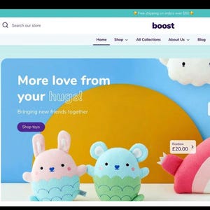 Op de afbeelding: Een schermafbeelding van een website die een kleurrijk websiteontwerp laat zien voor een winkel die knuffels verkoopt. De website heet "Boost" en toont een regenboogkleurig knuffeldier in de vorm van een halve maan met een glimlachend gezicht. De website toont ook een knuffeldier in de vorm van een zeemeermin met een roze en blauwe staart. De website promoot een uitverkoop met de tekst "Meer liefde van je attente" en "Nieuwe vrienden samenbrengen".