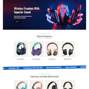 Op de afbeelding: Website banner met een persoon die een zwarte koptelefoon vasthoudt tegen een blauwe en rode achtergrond. Hieronder verschillende koptelefoonstijlen: gaming, over-ear, reis- en budgetkoptelefoons. De tekst luidt "Wireless Freedom With Superior Sound."