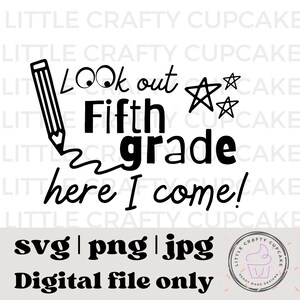 Op de afbeelding: Zwart-witte digitale download-afbeelding met een potlood dat een kronkelende lijn trekt onder de tekst "Look out Fifth grade here I come!" met twee sterren boven de tekst.