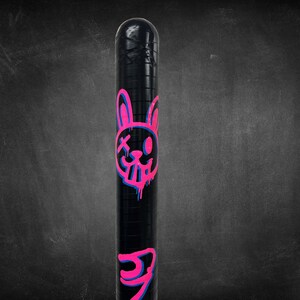 K&ouml;nnte beinhalten: Ein Set aus drei Keramikbechern mit gesprenkelter, matter Oberfl&auml;che. Die Becher sind in Creme-, Hellbraun- und Dunkelbraunt&ouml;nen gehalten. Jeder Becher hat ein schlichtes, minimalistisches Design und einen abgerundeten Griff.