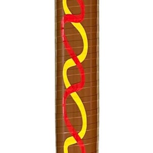 Op de afbeelding: Een novelty honkbalknuppel in de vorm van een hotdog. De bruine knuppel heeft een lachend gezicht, met gele en rode kronkellijnen om mosterd en ketchup voor te stellen. De handgreep is rood en wit gestreept.