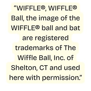 Op de afbeelding: Tekst op een lichtgele achtergrond: "WIFFLE&reg;, WIFFLE&reg; Ball, de afbeelding van de WIFFLE&reg; bal en knuppel zijn geregistreerde handelsmerken van The Wiffle Ball, Inc. uit Shelton, CT en hier gebruikt met toestemming."