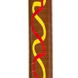 Op de afbeelding: Een bruine opblaasbare hotdog met een lachend gezicht, gele mosterd en rode ketchup. De hotdog is een leuk, grillig ontwerp, perfect voor een feest of evenement. De hotdog is ongeveer 122 cm lang.