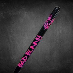 K&ouml;nnte beinhalten: Eine wei&szlig;e Keramik-Tasse mit schwarzem Henkel und dem Text "But First, Coffee" in handschriftlichem Stil. Die Tasse steht auf einer wei&szlig;en Oberfl&auml;che. Die Tasse ist 10 cm hoch.