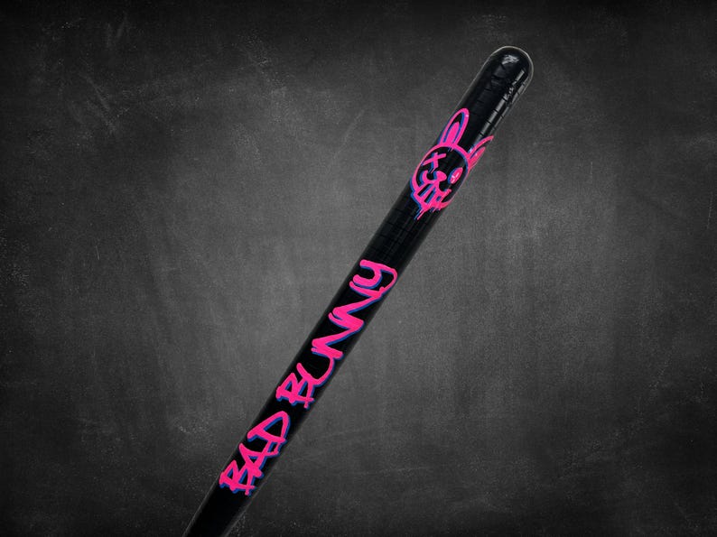 K&ouml;nnte beinhalten: Eine wei&szlig;e Keramik-Tasse mit schwarzem Henkel und dem Text "But First, Coffee" in handschriftlichem Stil. Die Tasse steht auf einer wei&szlig;en Oberfl&auml;che. Die Tasse ist 10 cm hoch.