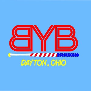 K&ouml;nnte beinhalten: Eine wei&szlig;e Keramik-Tasse mit schwarzem Henkel und dem Text "But First, Coffee" in schwarzer, fetter Schrift. Die Tasse steht auf einer wei&szlig;en Oberfl&auml;che. Die Tasse ist 10 cm hoch.