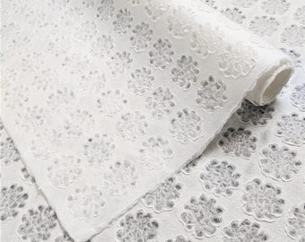 Carta di gelso con pizzo fatto a mano (motivo a fiore) di Kozo Studio
