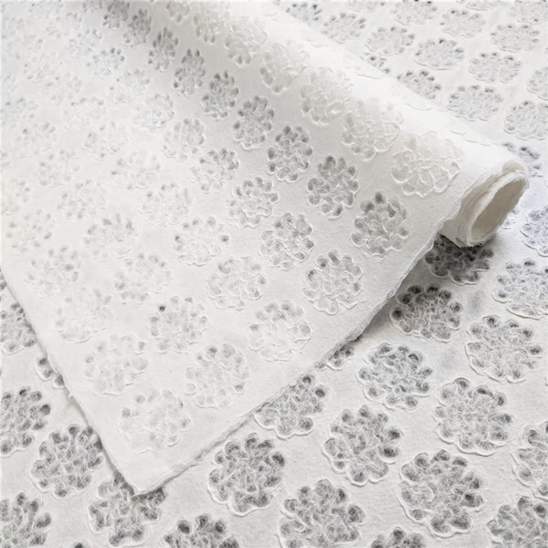 Papier Kozo Washi en dentelle fait à la main (motif fleuret) - Papier de mûrier thaïlandais par Kozo Studio