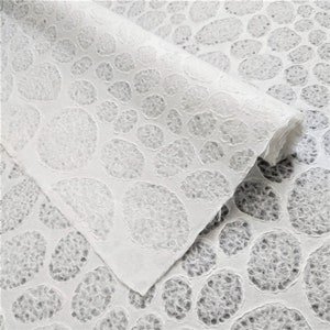 Handgemachtes Lace Kozo Washi Papier (Steinmuster) - Thai Mulberry Paper von Kozo Studio