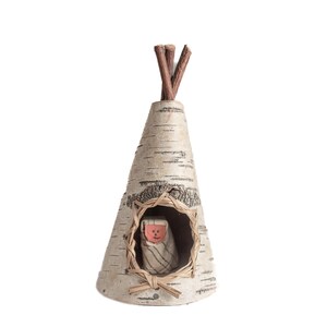 Può includere: Ornamento decorativo a forma di teepee realizzato in corteccia di betulla, con una piccola figura all'interno. L'ornamento ha un aspetto naturale e rustico con una cornice intrecciata attorno all'apertura e bastoncini di legno in cima.