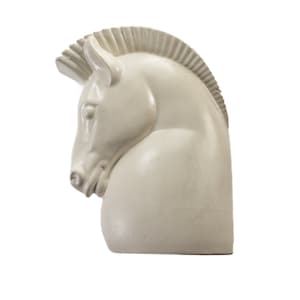 Puede incluir: Escultura de cabeza de caballo de cerámica blanca. La cabeza del caballo está inclinada hacia abajo y la crin está esculpida en forma de ondas.