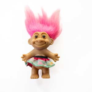 Vintage Russ Troll Puppe mit Rosa Haaren und Bunt bedrucktem Rock, Sammelfiguren