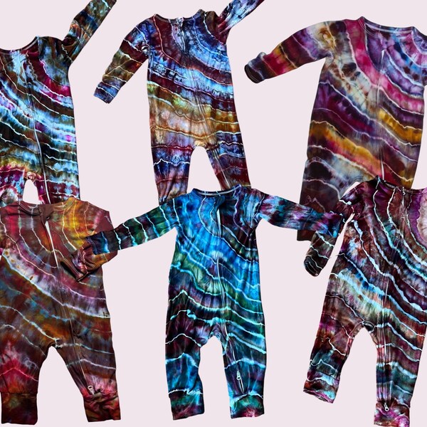 Barboteuse personnalisée en bambou tie-dye pour bébés bohèmes, cadeau neutre teint à la main, vêtements de baby shower, 0-24 mois