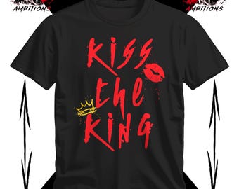 Kiss The King Bold Graphic T-shirt, Czerwona koszulka z koroną na ustach, Unikalny top unisex, Stylowy casualowy streetwear, Prezent