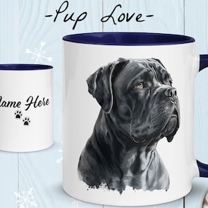 Könnte beinhalten: Eine weiße Keramik-Kaffeetasse mit blauem Rand und Henkel. Die Tasse zeigt eine Schwarzweißillustration eines Cane Corso-Hunde-Kopfes. Der Text "Pup Love" ist über dem Hund gedruckt und "Name Here" ist unter dem Hund mit zwei Pfotenabdrücken gedruckt.