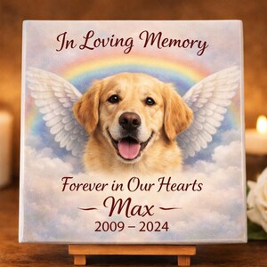 Puede incluir: Impresión en lienzo cuadrada con un Golden Retriever con alas de ángel, un arcoíris y el texto "In Loving Memory" y "Forever in Our Hearts". El nombre del perro, "Max", y los años "2009-2024" también se muestran.