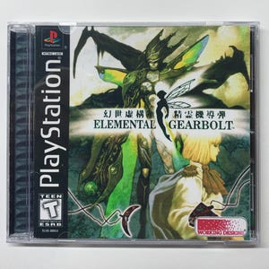 Puede incluir: Carátula de la caja del juego de PlayStation para Elemental Gearbolt. La portada presenta una criatura verde y negra con alas, una mujer con alas y una mujer con cabello rubio. El texto de la portada dice "Elemental Gearbolt" en inglés y japonés.