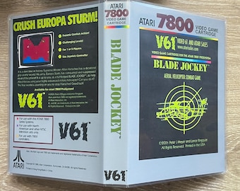 Könnte beinhalten: Eine durchsichtige Kunststoffhülle für das Atari 7800 Videospielmodul Blade Jockey. Das Cover zeigt eine gelbe Hubschraubergrafik auf schwarzem Hintergrund mit dem Titel Blade Jockey und V61. Die Rückseite enthält Spieldetails und den Handlungstext.